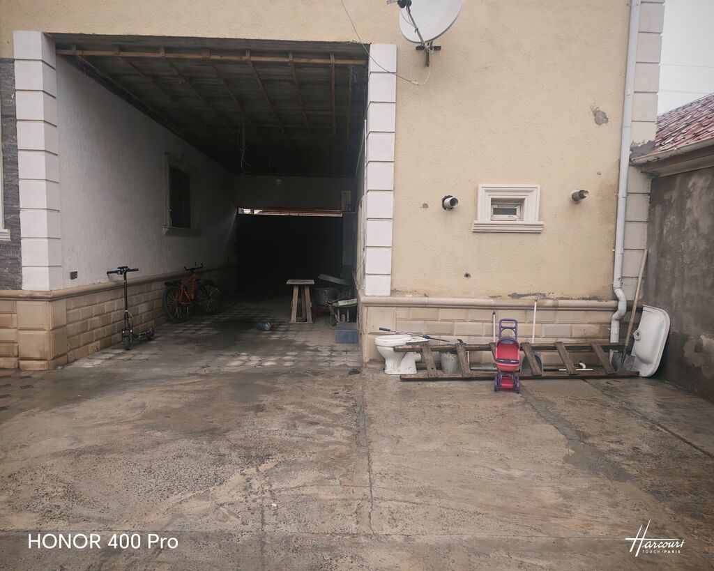 Satılır: həyət evi. 6 sootda 2 ev. biri 2 mertebe. altında 3 tükan
