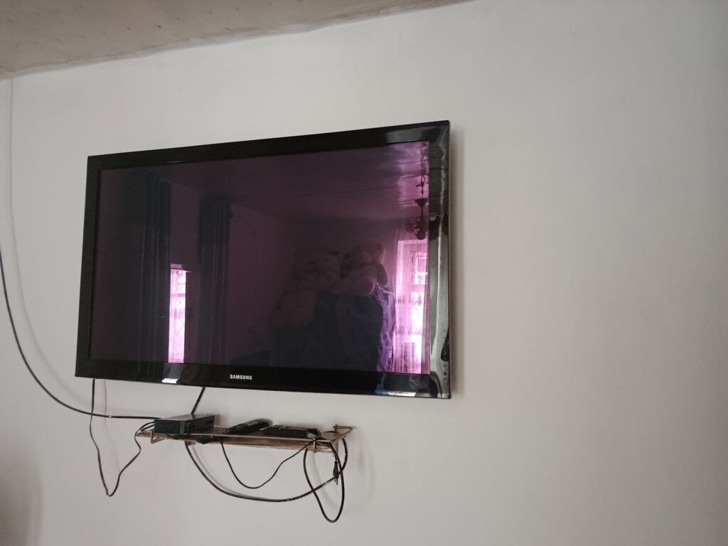 Телевизор Samsung, диагональ примерно 42–46". Плоская панель: фото 1