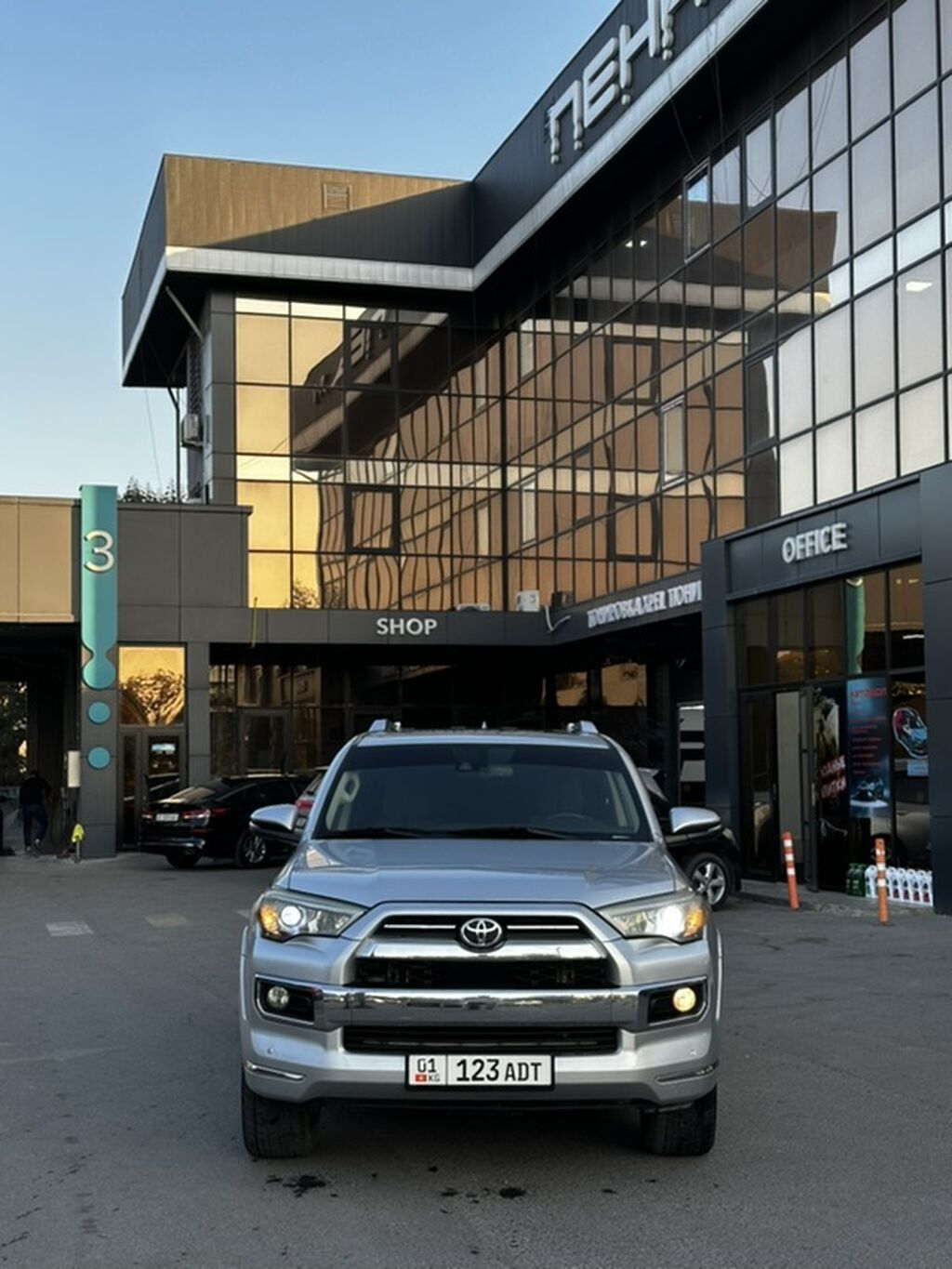 Toyota 4Runner: 2019 г., 4 л, Автомат, Бензин, Внедорожник: фото 2