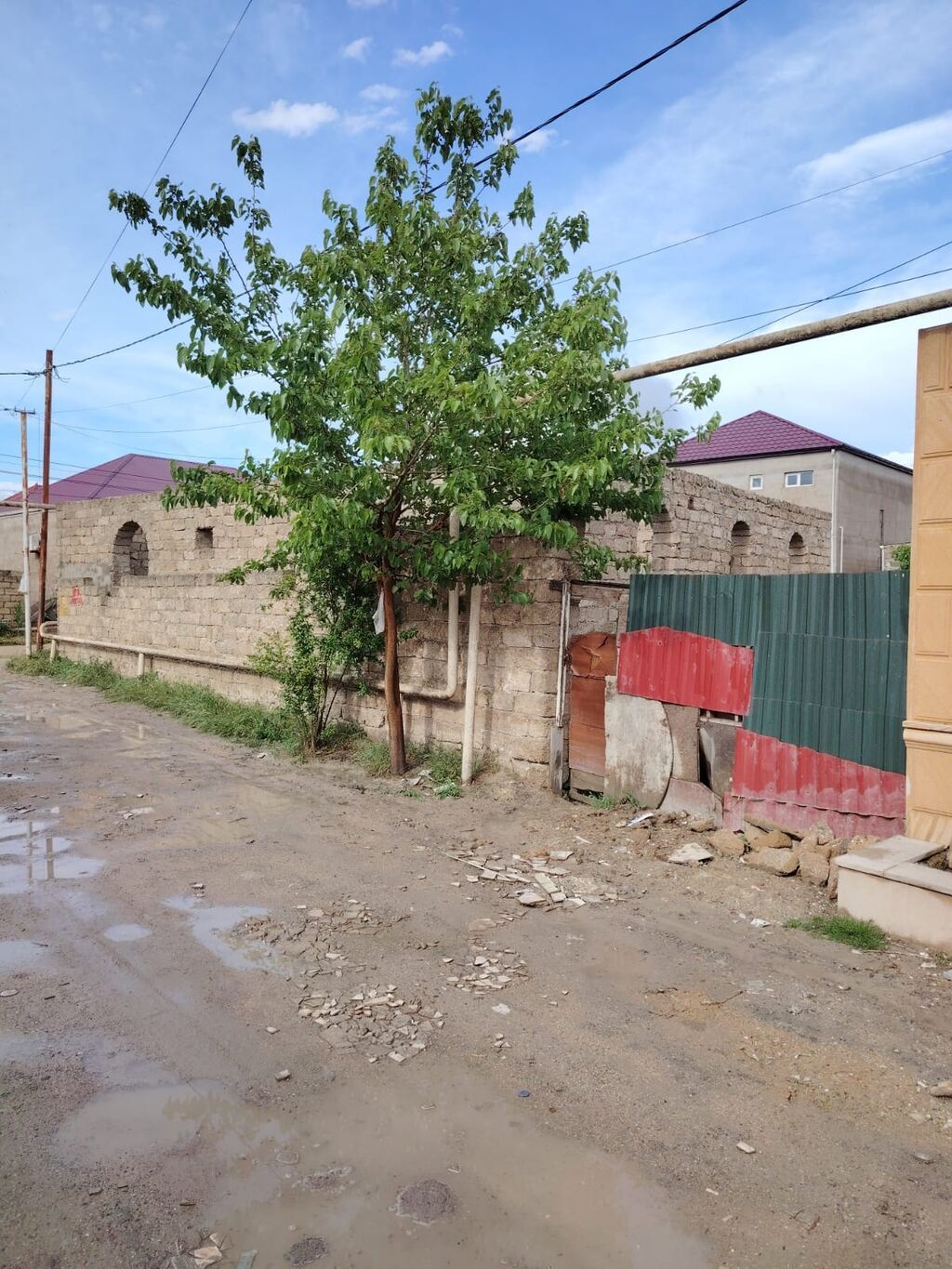 Təcili Satılır: yarımçıq tikili və həyət sahəsi - Material: daş hörgü