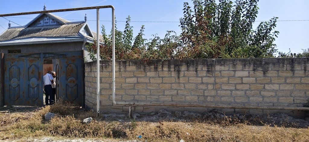 Satılır: yaşayış evi və torpaq sahəsi - Ünvana daxil olan hasarlı