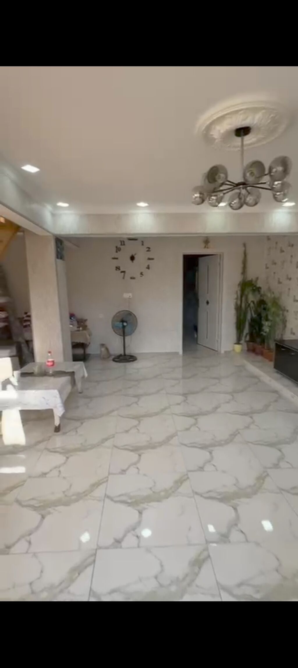 İki mərtəbəli, geniş və işıqlı ev - Planlama: Daxili taxta pilləkənlə