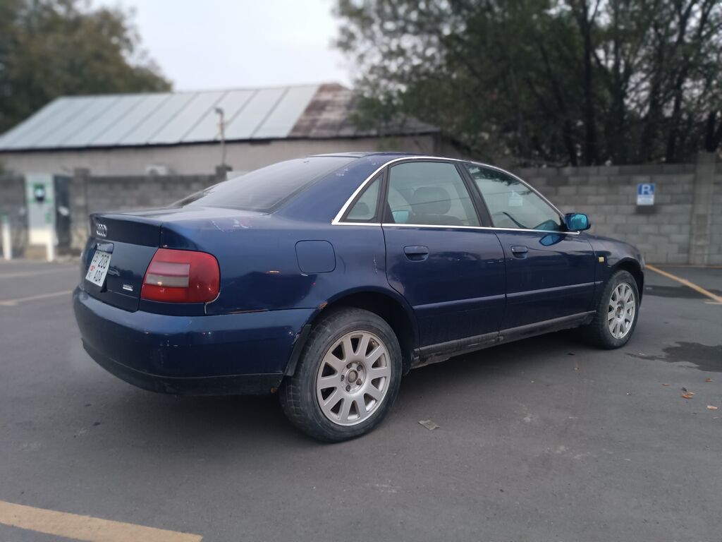 Audi A4: 2000 г., 1.8 л, Механика, Бензин, Седан: фото 4