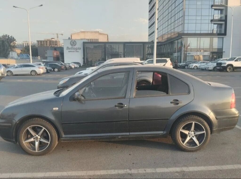 Volkswagen Bora: 2001 г., 1.6 л, Механика, Бензин, Седан: фото 2