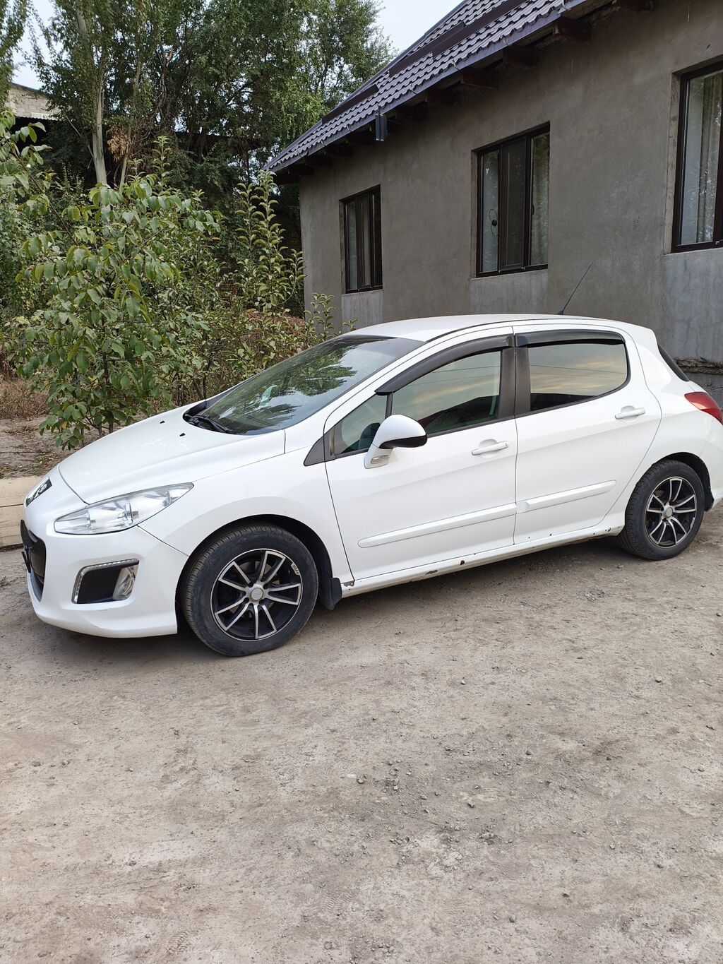 Peugeot 308: 2011 г., Хэтчбэк: фото 1