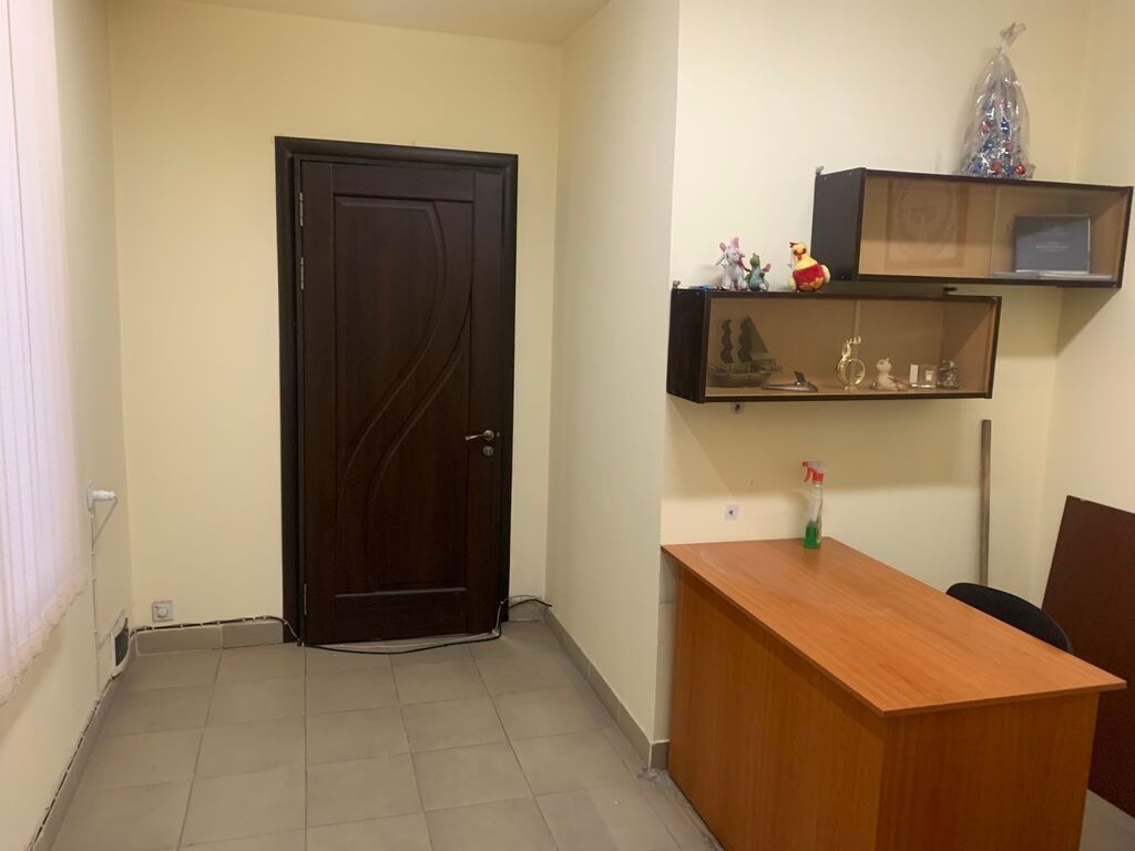 Сдаю Офис целиком: Банковское отделение, Колл-центр, Нотариус, 70 м², В бизнес центре, С ремонтом, Первая линия, С юридическим адресом, С парковкой