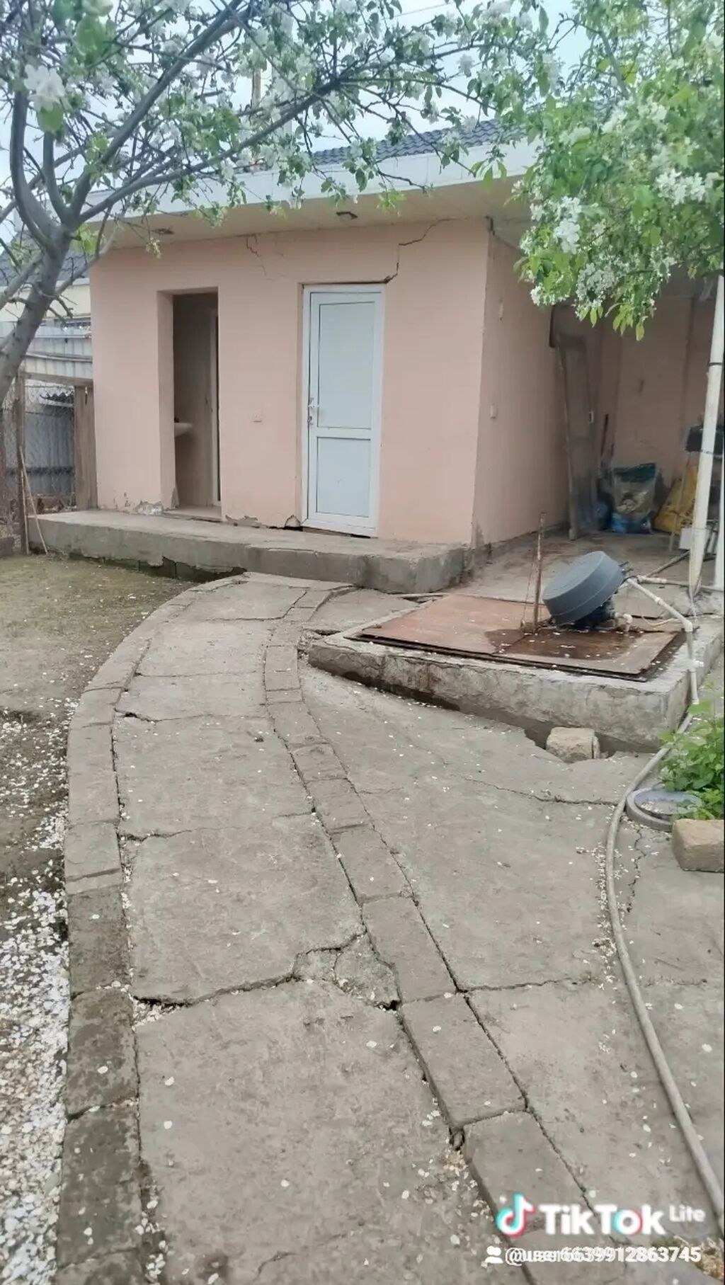 Satılır: həyəti olan fərdi yaşayış evi. Sabirabad şəhərinin tam