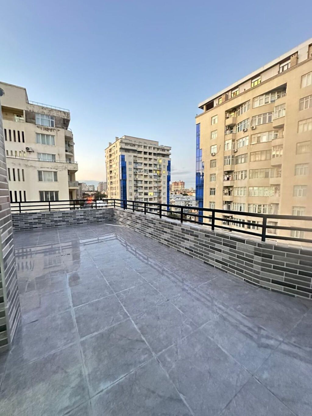 Azərbaycan Dillər Universitetinin qarşısında, Türkiyə Səfirliyinin