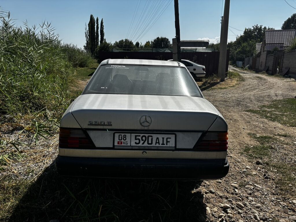 Mercedes-Benz W124: 1988 г., 2.3 л, Механика, Бензин, Седан: фото 3