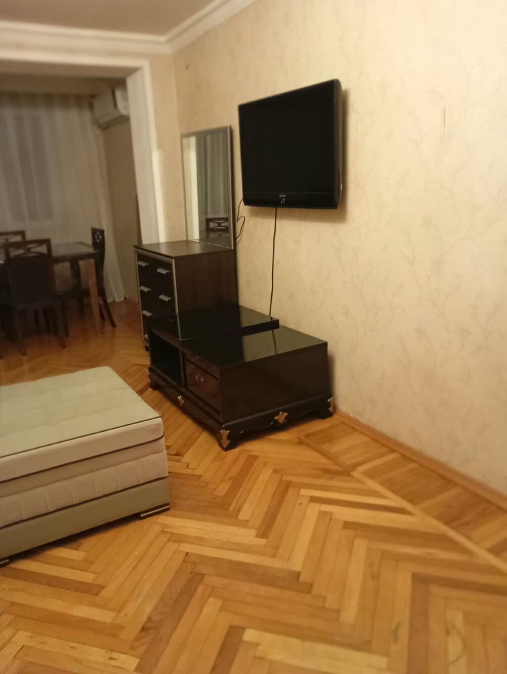 Tam mebelli və texnikalı mənzil kirayə verilir. Geniş qonaq otağı
