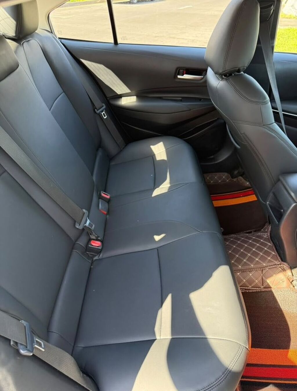 Toyota Corolla: 2019 г., 1.8 л, Гибрид, Седан: фото 2
