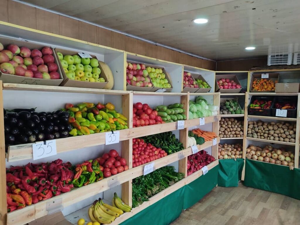 Площадки продажи овощей. Продуктовый павильон. Овощи Кыргызстан. Овощной павильон фото красивая. Как оформить красиво потолок продуктового павильона.
