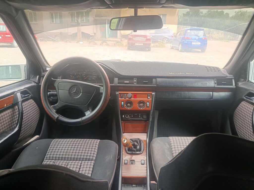 Mercedes-Benz W124: 1994 г., 2 л, Механика, Бензин, Седан: фото 4
