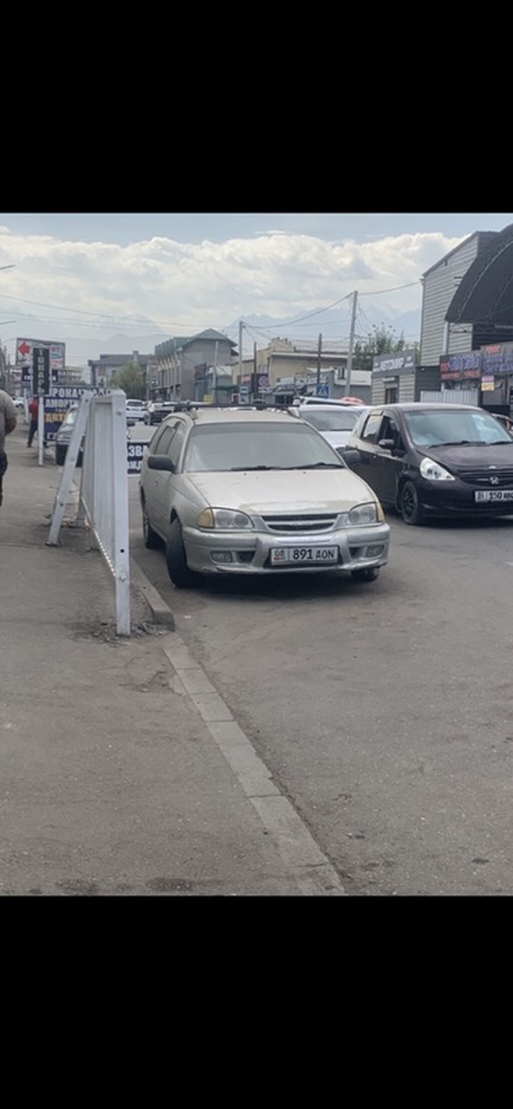 Автомобиль: серебристый универсал компакт‑класса (5 дверей) Основные: фото 1