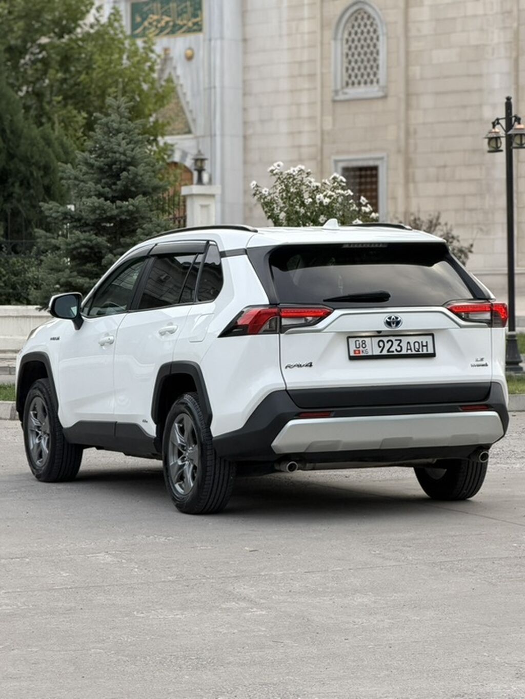 Toyota RAV4: 2019 г., 2.5 л, Автомат, Гибрид, Кроссовер: фото 2