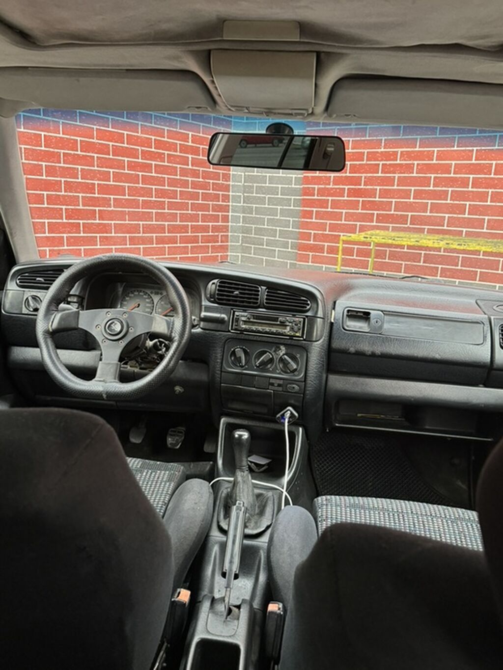 Volkswagen Vento: 1992 г., 2 л, Механика, Бензин, Седан: фото 3
