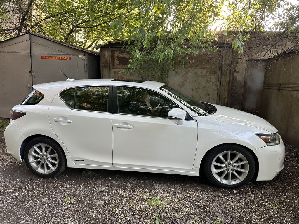 Lexus CT: 2011 г., 1.8 л, Вариатор, Гибрид, Хэтчбэк: фото 3