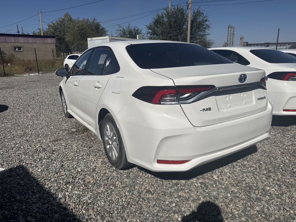 Toyota Corolla: 2020 г., 1.8 л, Вариатор, Гибрид, Седан: фото 2