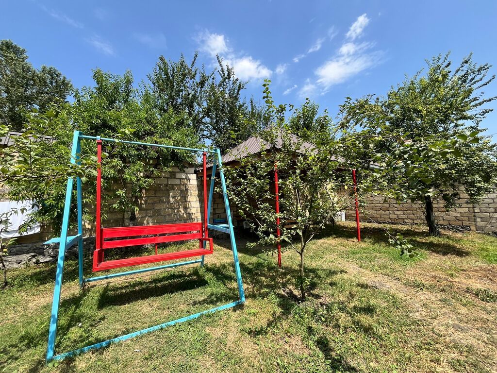 Qebelede gunluk kirayr ev İcarəyə verilir: həyətyanı sahəsi və hovuzu
