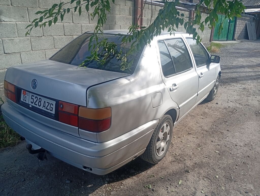 Volkswagen Vento: 1993 г., 1.8 л, Механика, Бензин, Седан: фото 2