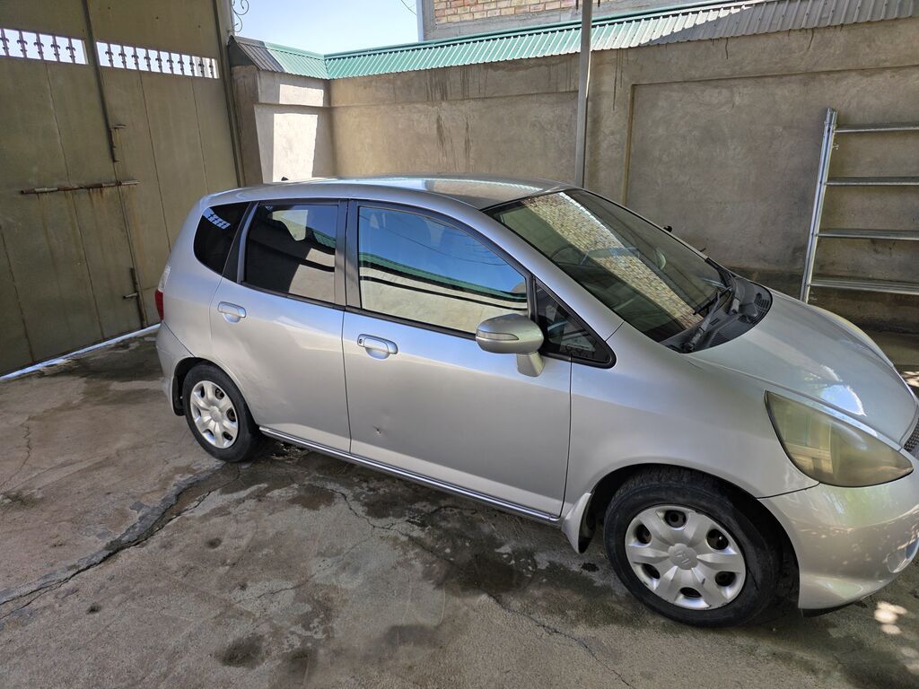 Honda Fit: 2005 г., 1.3 л, Вариатор, Бензин, Хэтчбэк: фото 3