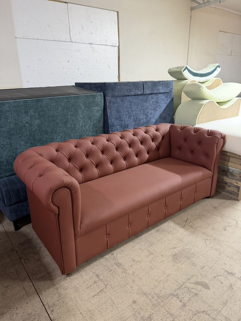 Диван в стиле Chesterfield, трехместный. Основные особенности: -: фото 2
