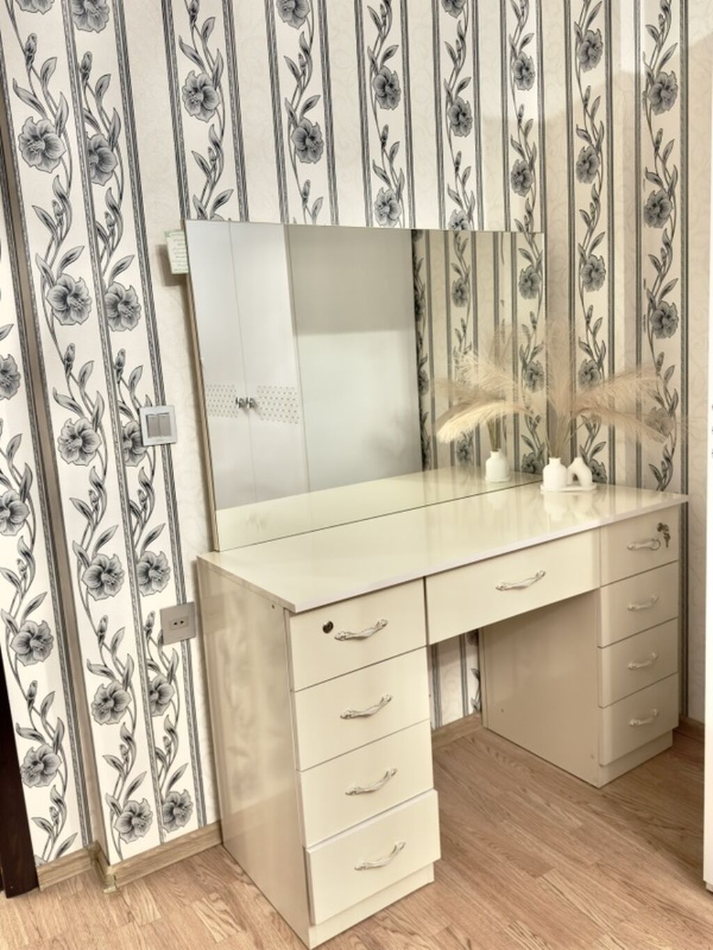 Ayna ilə kosmetik masa - Rəng: krem/ivori - Material: parlaq səthli