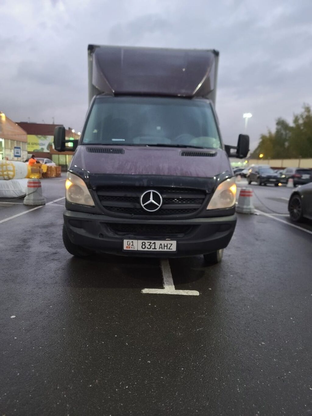 Грузовой фургон Mercedes-Benz Sprinter с тент-фургоном и гидробортом: фото 3