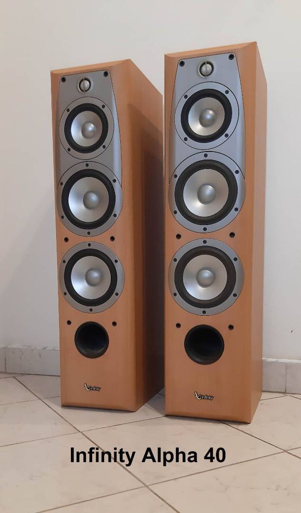 Zvučnici i stereo sistemi: Odlično očuvani Infinity Alpha 40 podnostojeći Hi-Fi zvučnici
