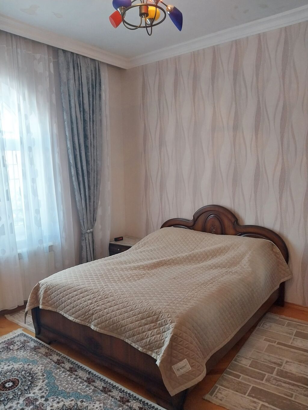 Bakıxanov qəs. 4 otaqlı, 190 kv. m, Orta təmir