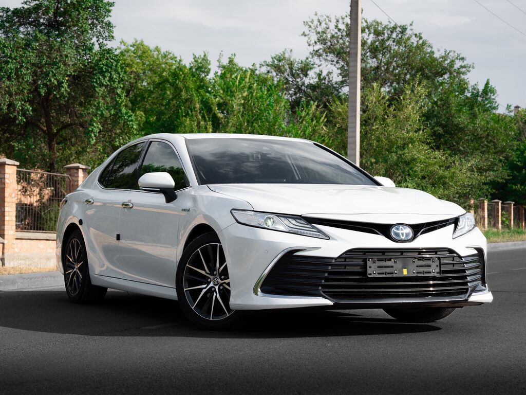 Toyota Camry: 2023 г., 2.5 л, Автомат, Гибрид, Седан: фото 3