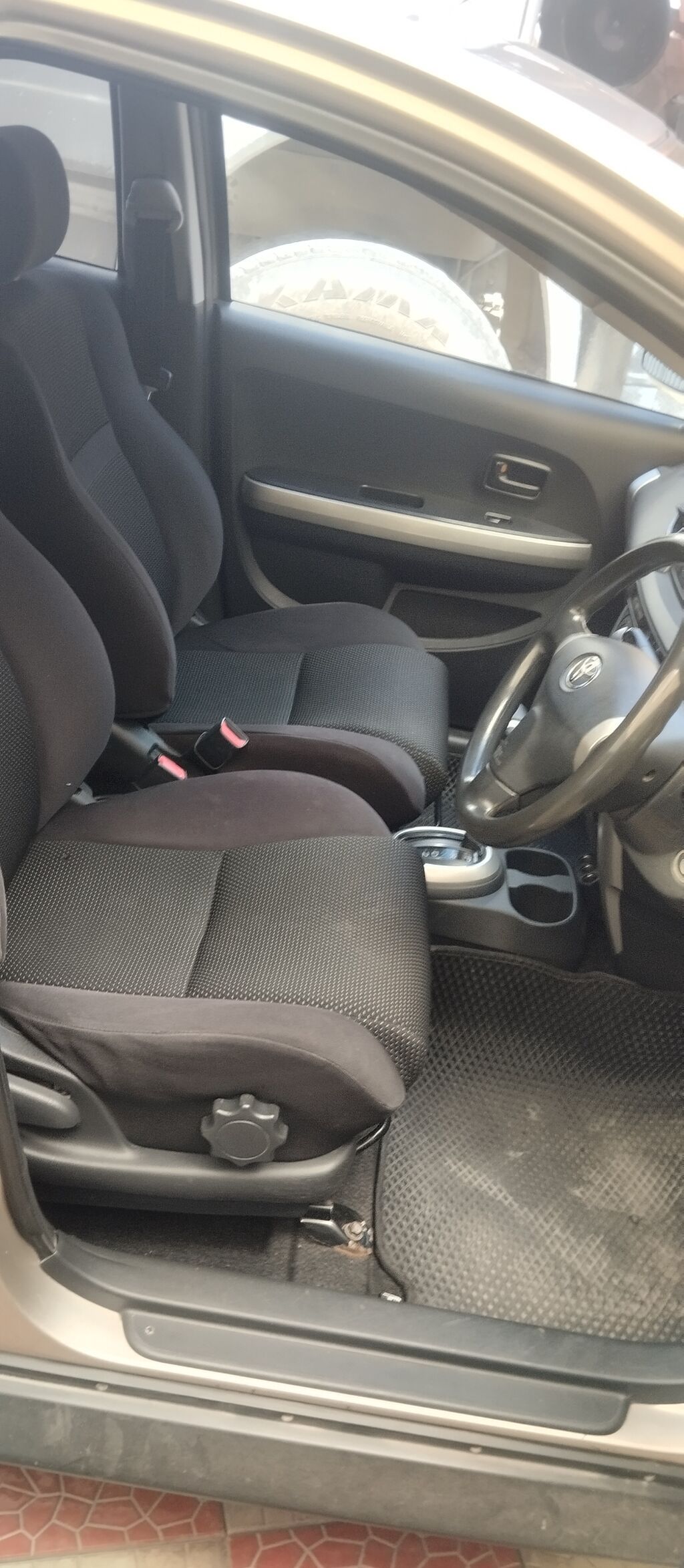 Toyota Ist: 2002 г., 1.5 л: фото 3