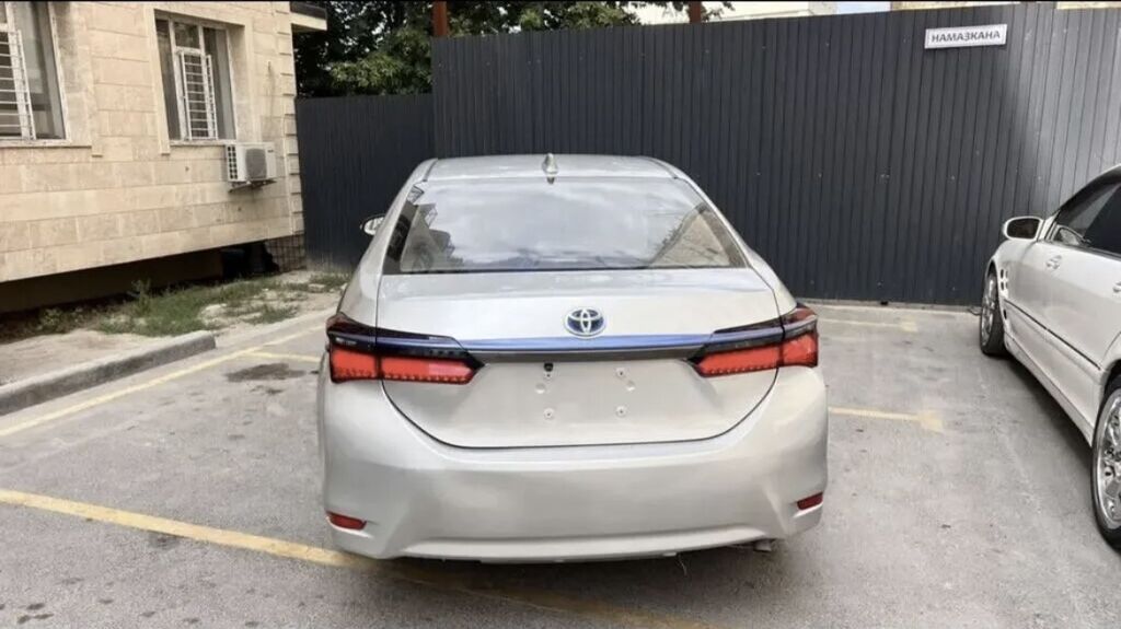 Toyota Corolla: 2019 г., 1.8 л, Вариатор, Гибрид, Седан: фото 3
