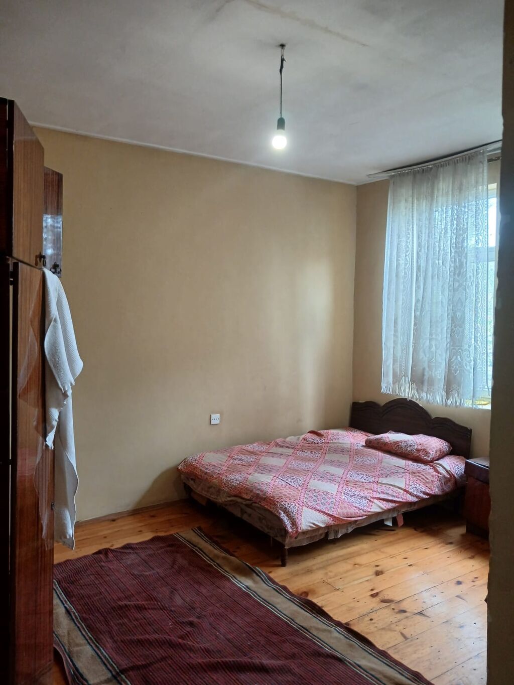 Kirayə verilir: işıqlı, geniş otaqları olan mənzil - Plan: 2 ayrı