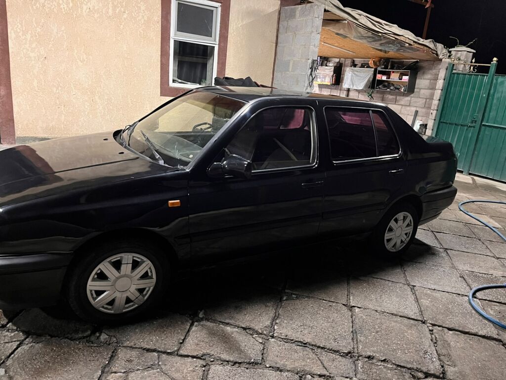 Volkswagen Vento: 1993 г., 1.8 л, Механика, Бензин, Седан: фото 5