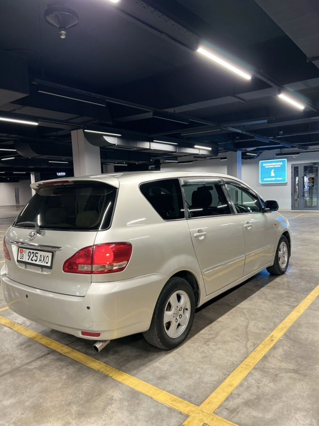 Toyota Ipsum: 2001 г., 2.4 л, Автомат, Бензин, Минивэн: фото 1