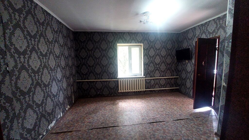 Дом на участке с мощёным двором и навесом у входа. Планировка: -: фото 5