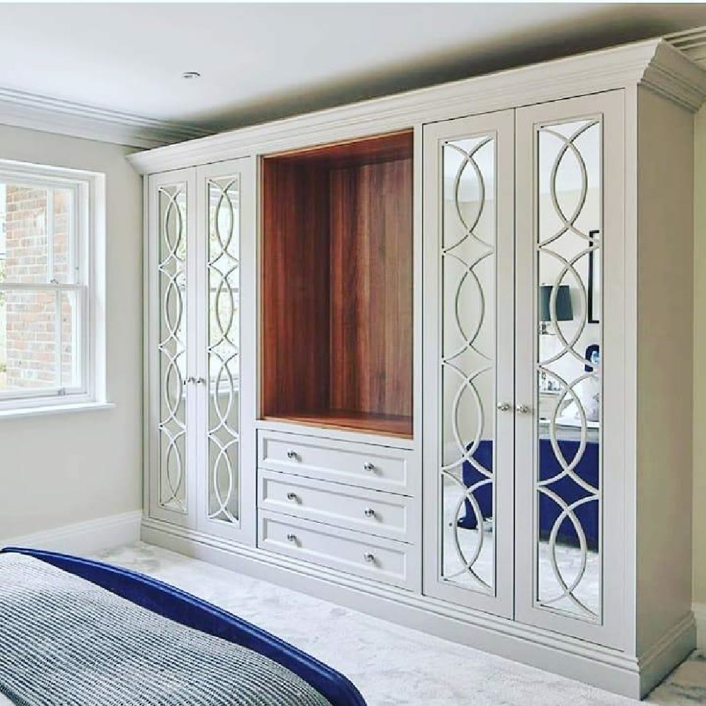 Шкаф купе белый глянец с зеркалом. Скаф. Шкаф-купе форвард 1350. Маленький шкаф в спальню. Двухцветный шкаф в спальню.