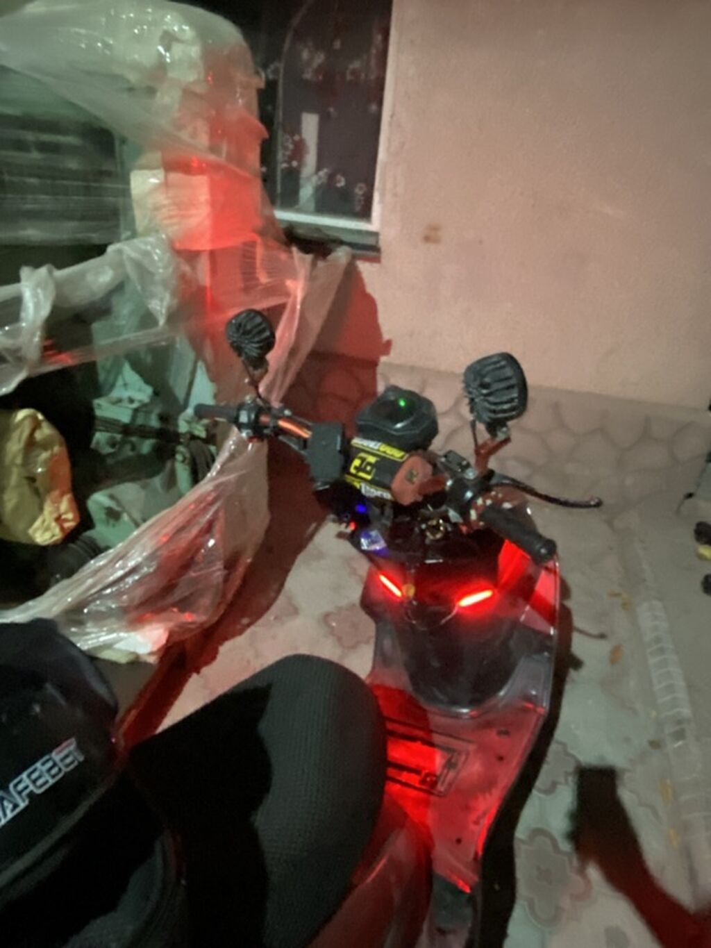Скутер/мопед городского типа с яркой LED‑оптикой Особенности: -: фото 4