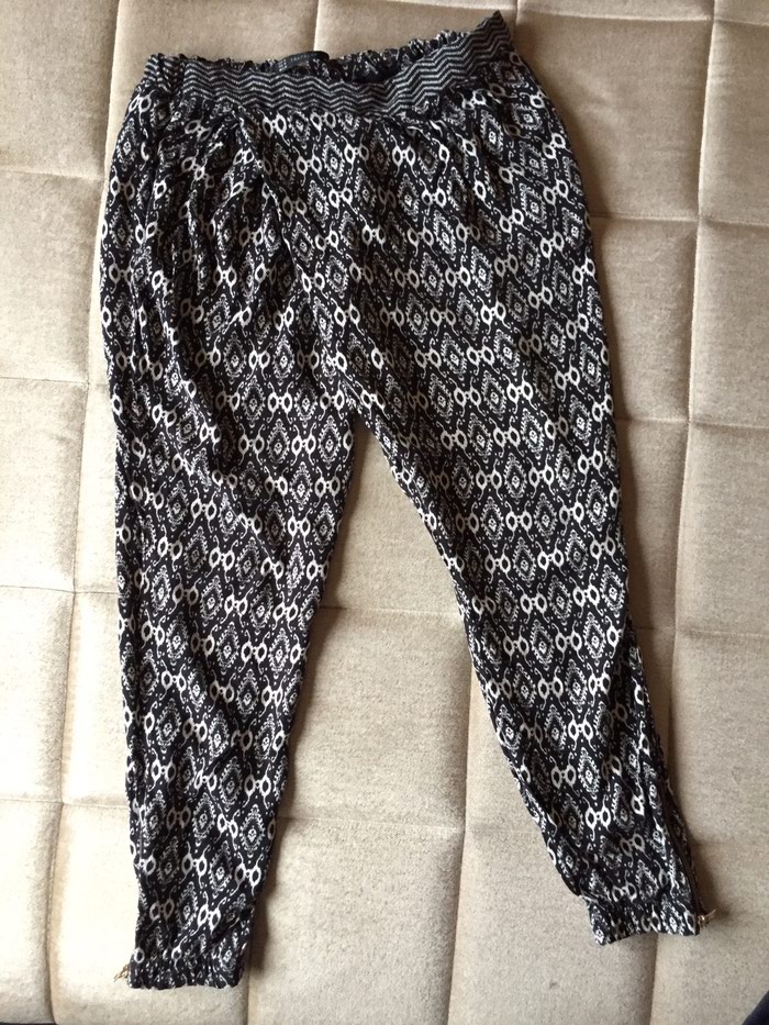 Ženske pantalone: Zara pantalone neobicnog kroja, kao nove na lalafo.rs Zara pantalone neobicnog kroja, kao nove - Nis