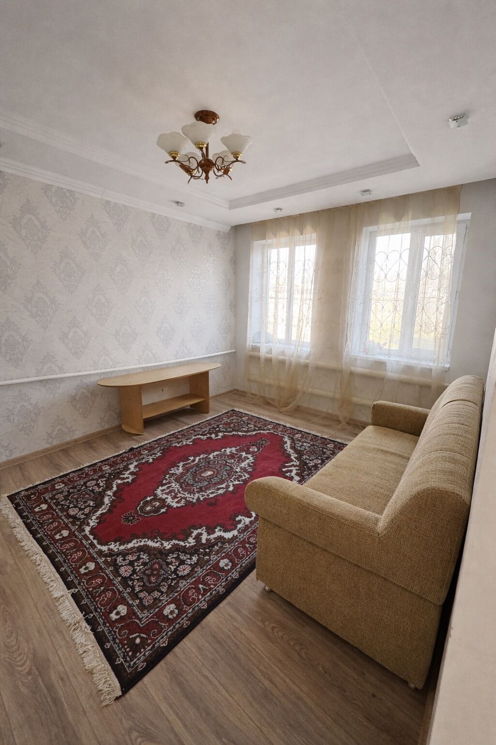 Продает дом с участком 8 соток, дом 130кв, есть навес брусчатка