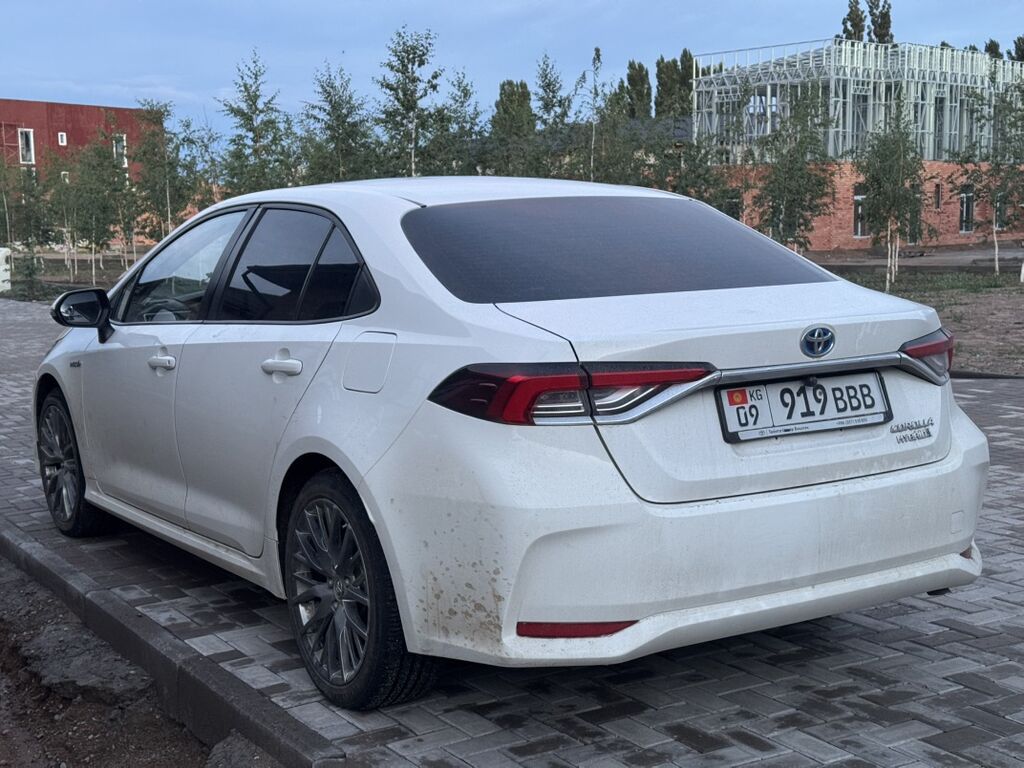 Toyota Corolla: 2021 г., 1.8 л, Вариатор, Гибрид, Седан — фото 3