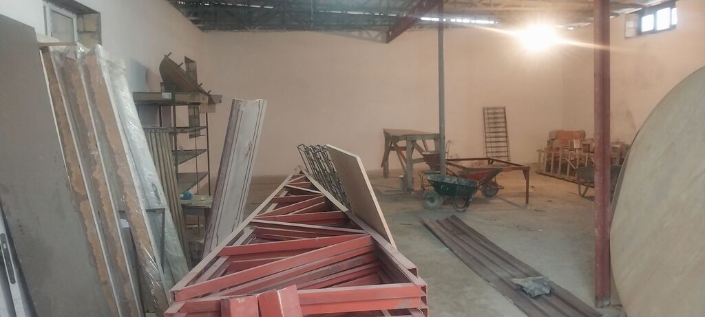 Anbar icareye verilir. abyekt yolun duz qiragindadi. varota asfalt