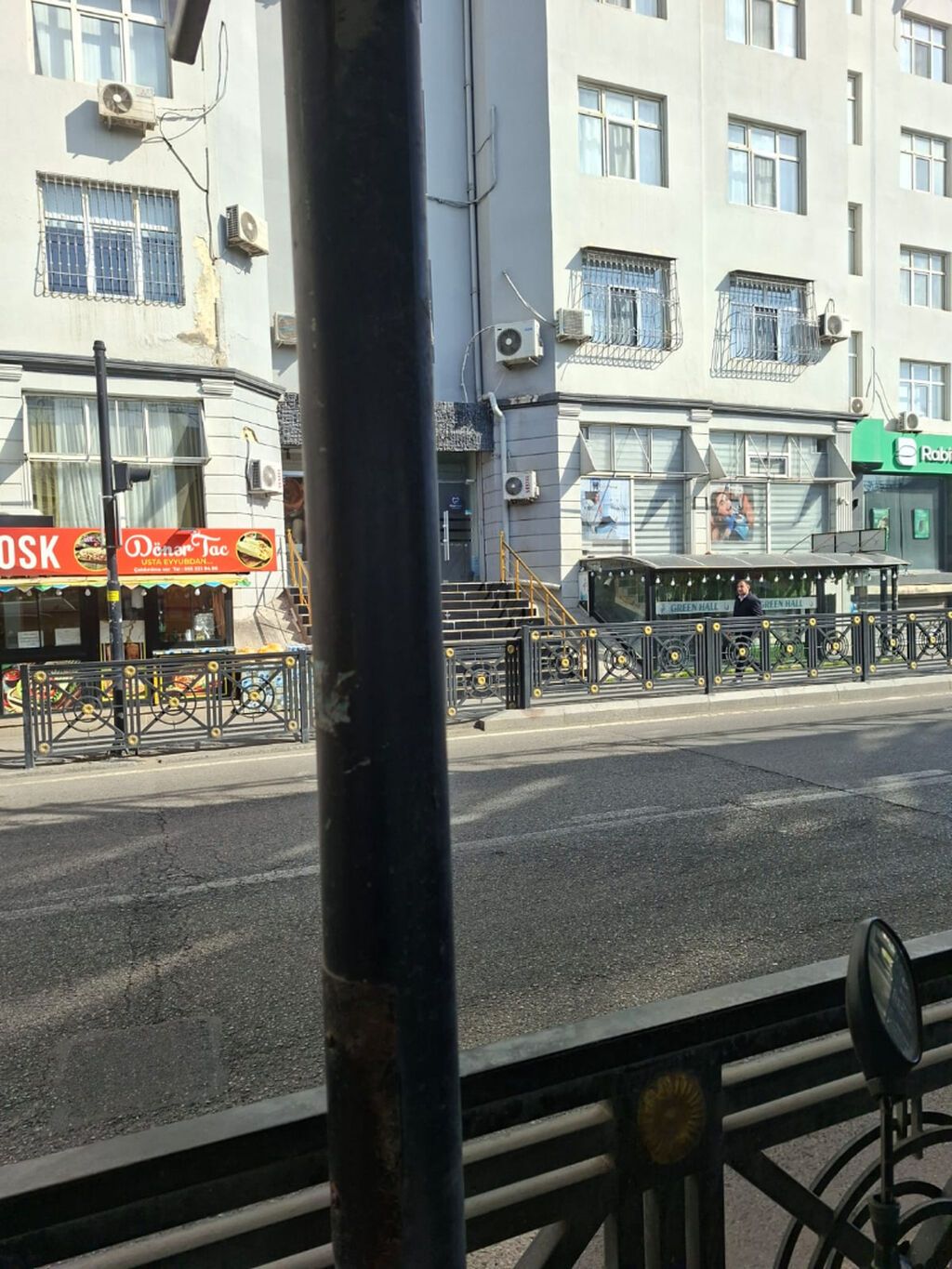 Təcili 20 Yanvar metrosuna qalxan yolda, Əcəmi metrosuna yaxin