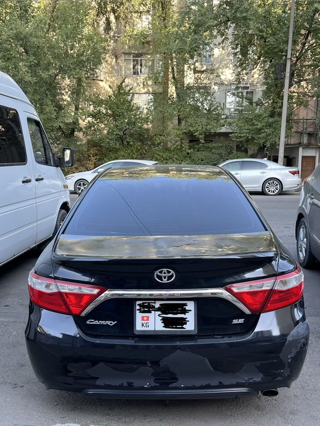 Toyota Camry SE, черный седан бизнес‑класса. Кузов и экстерьер: -: фото 2