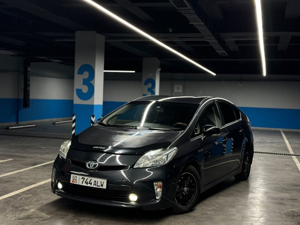 Toyota Prius: 2013 г., 1.8 л, Вариатор, Гибрид, Хэтчбэк: фото 1