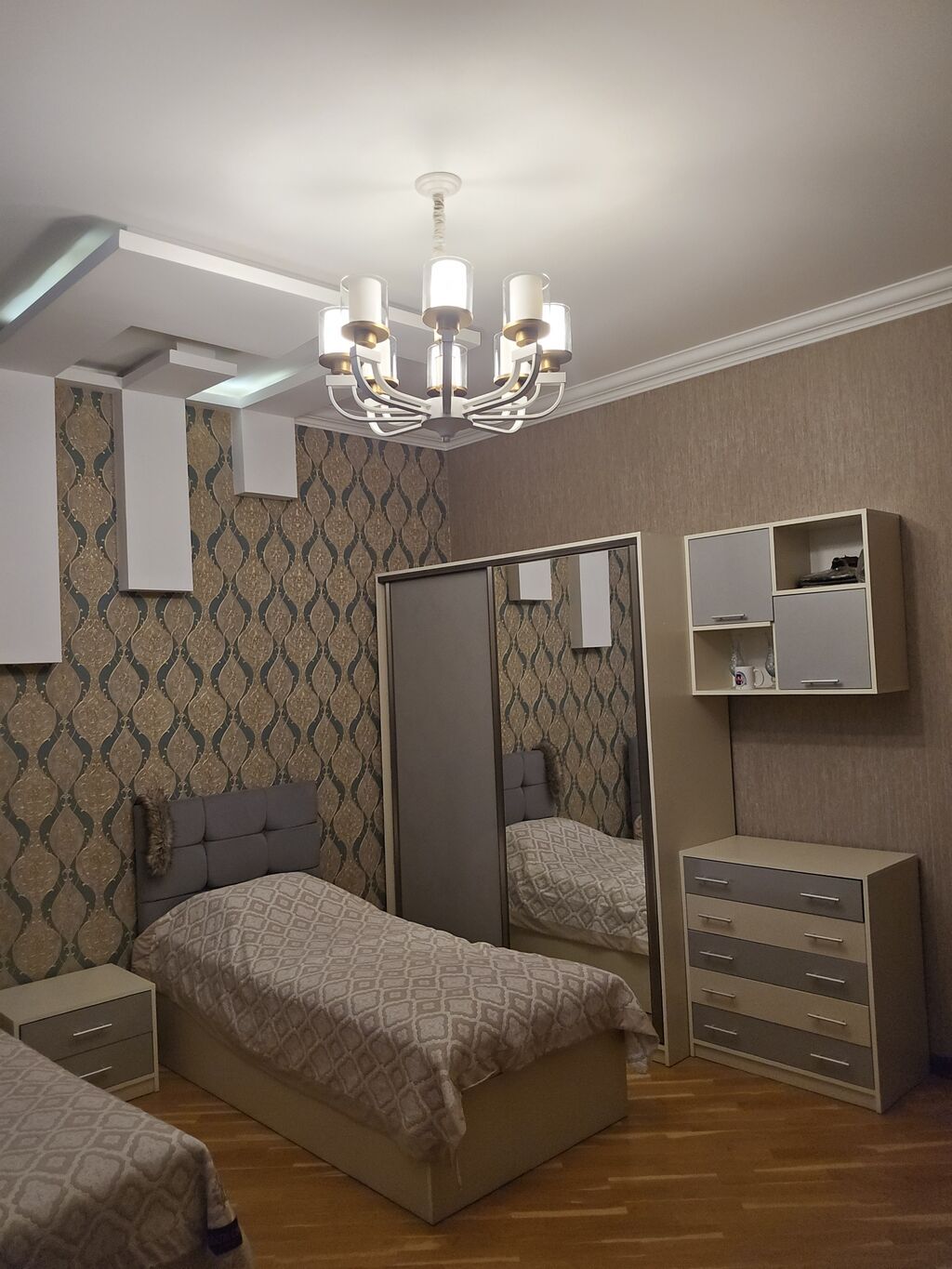 Satılır – geniş həyət evi - Üç mərtəbəli, mansardlı mülk. - Fasadda