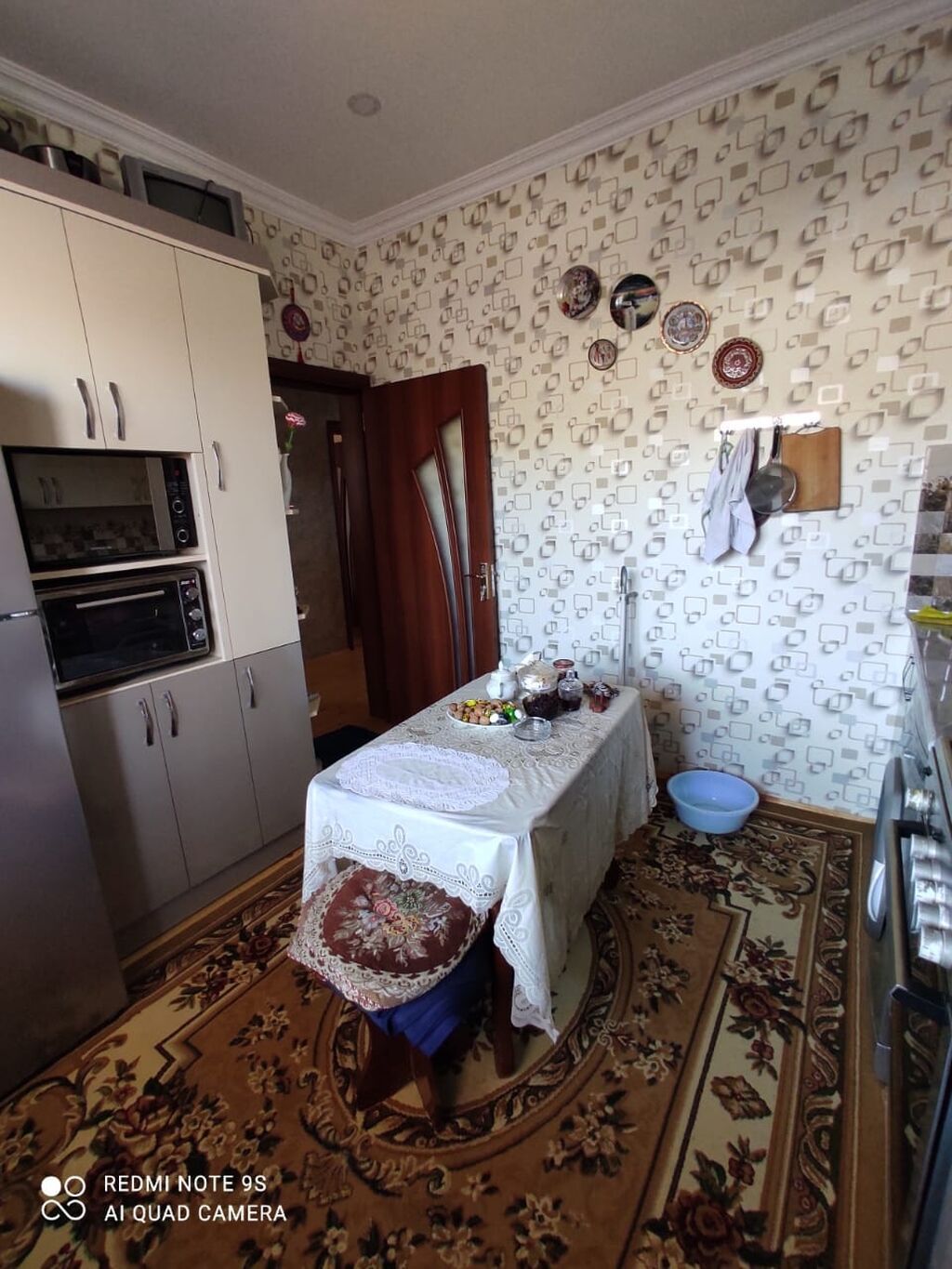 Hovsan gesebesi.həyət evi - Tam hasarlı, darvazalı həyət; daş