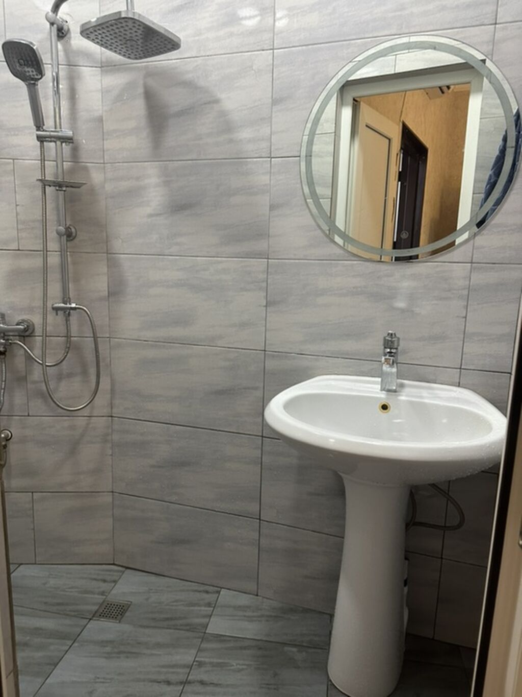 Satılır – həyət evi - Plan: girişdən dar keçidli həyət, metal giriş