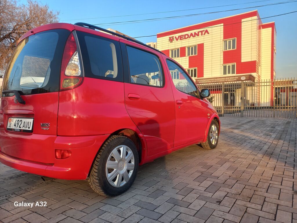 Toyota Yaris: 2005 г., 1.5 л, Автомат, Бензин, Универсал: фото 2